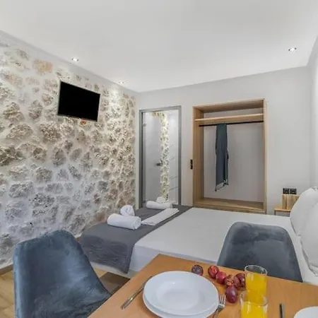 Delux 1 Tsoukaladhes